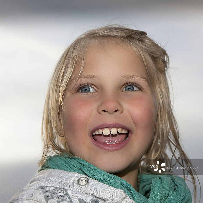 年轻女孩的肖像图片素材