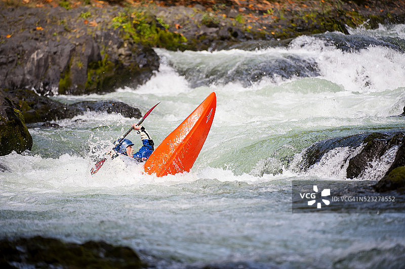 男子皮划艇漂流图片素材