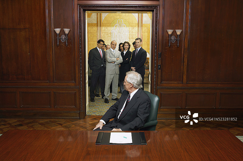 会议室中商人注视高管图片素材