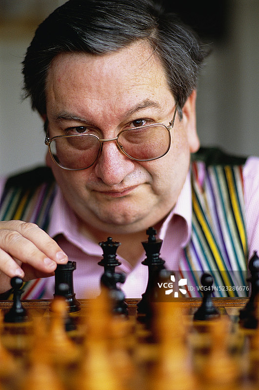 国际象棋特级大师雷蒙德·基恩对弈图片素材