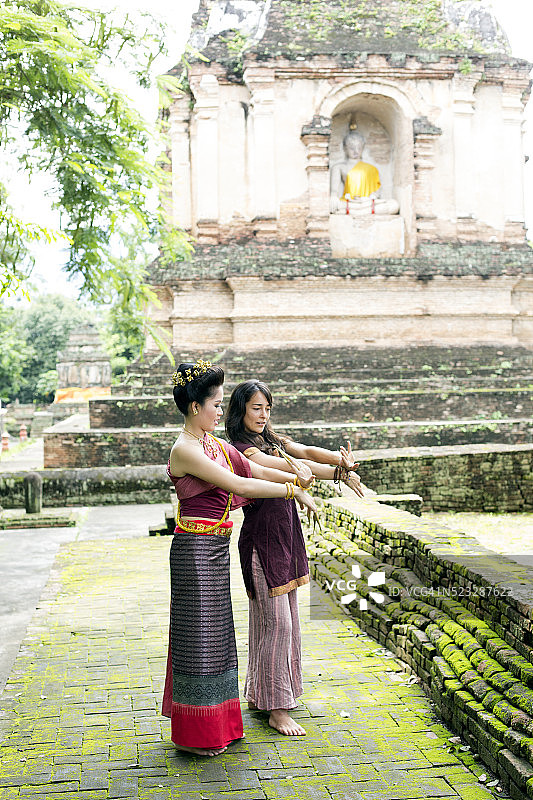 在泰国清迈，女游客模仿泰国传统舞蹈图片素材