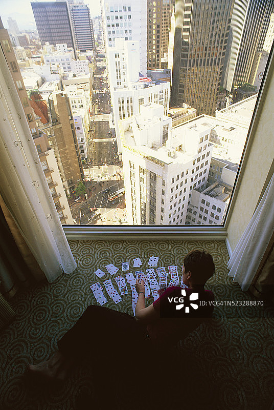 在阿根特酒店玩单人纸牌图片素材