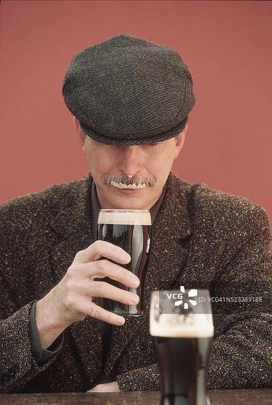 男人喝啤酒图片素材