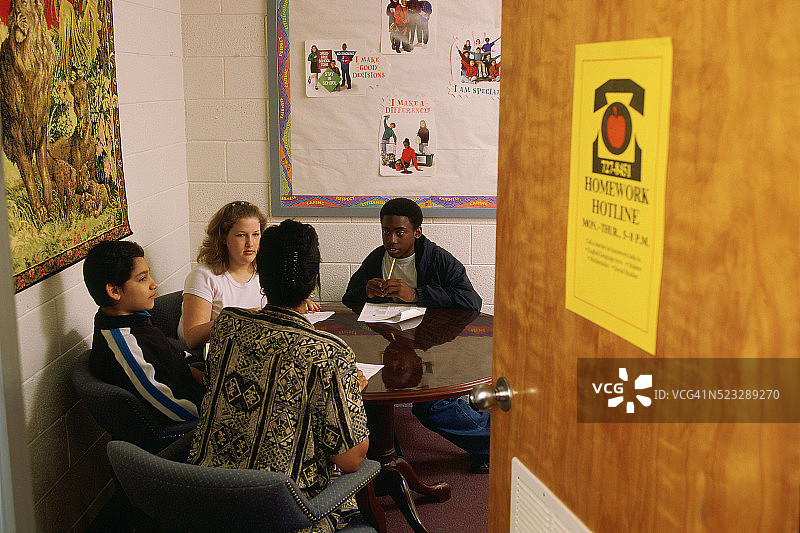 辅导员与中学生会面图片素材