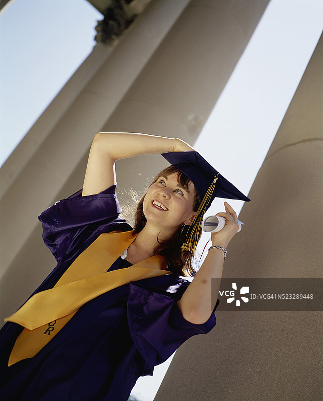 身穿毕业礼服的年轻女子图片素材