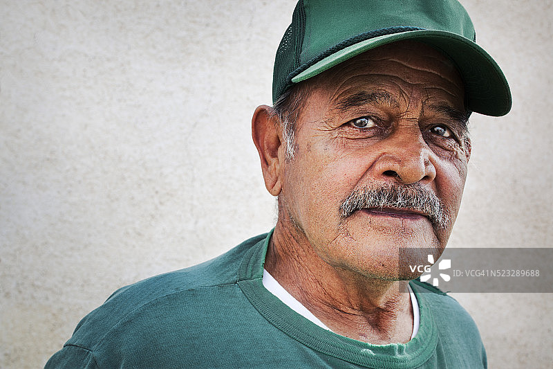 戴绿色帽子的男人图片素材