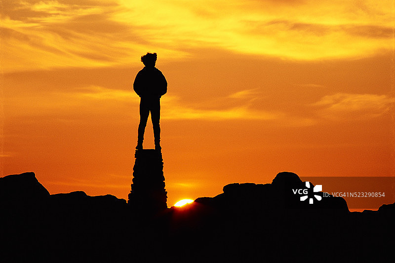 攀岩者从石堆观看日落图片素材