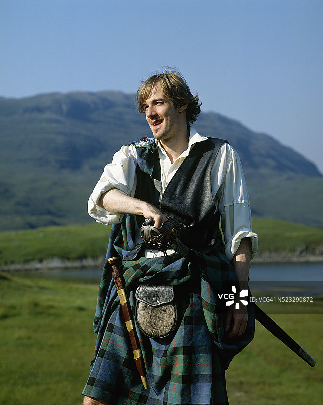 身穿传统格子短裙的苏格兰高地人图片素材