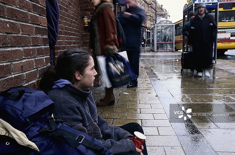 在利兹人行道上乞讨的年轻无家可归的女人图片素材