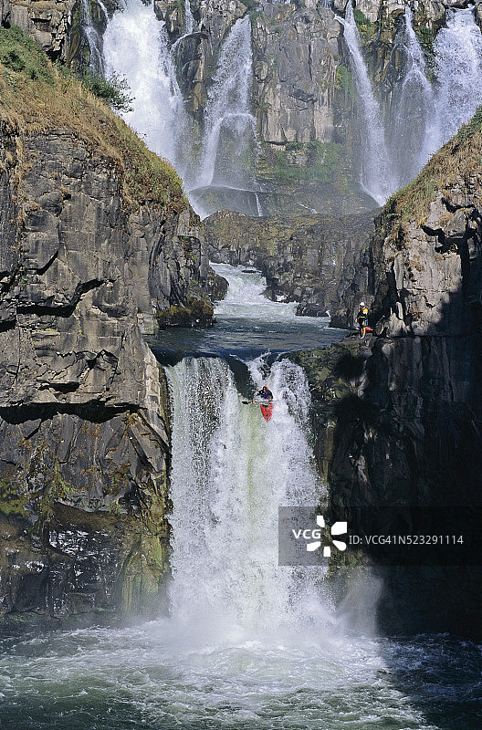 皮划艇运动员穿越天体瀑布图片素材