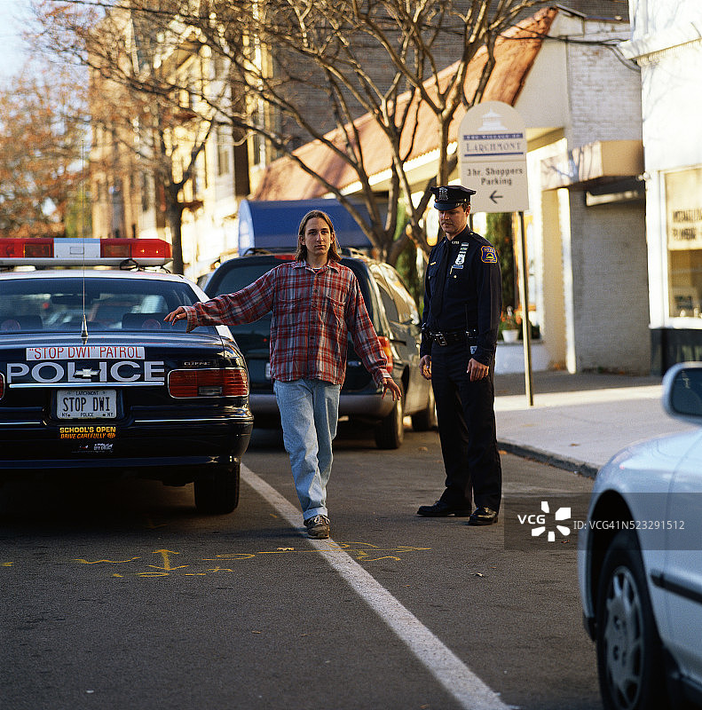 警察进行清醒测试图片素材