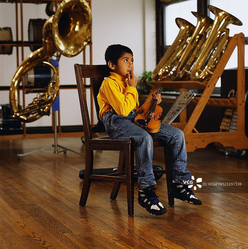 男孩抱着小提琴图片素材