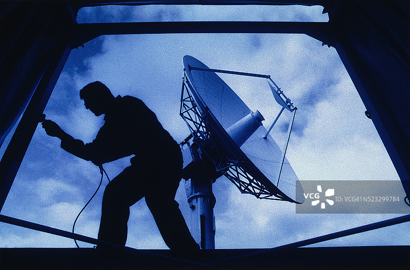 技术员调试雷达站图片素材