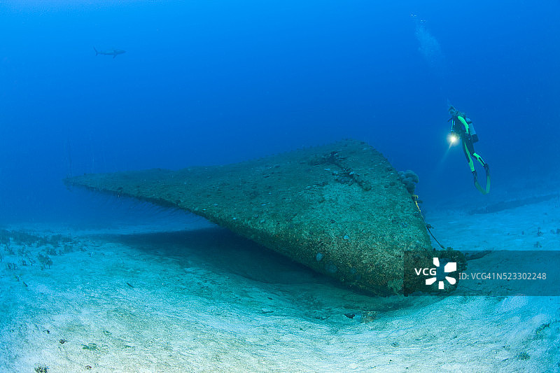 潜水员探索“安德森”号驱逐舰残骸，马绍尔群岛比基尼环礁，密克罗尼西亚图片素材