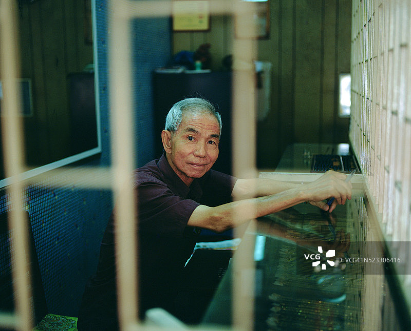 商店里的典当商图片素材