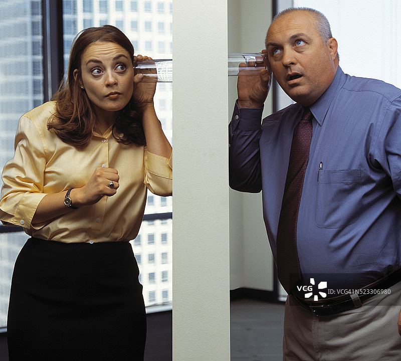 工人戴着眼镜靠墙听图片素材