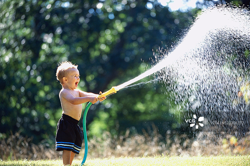 玩软管的小男孩图片素材
