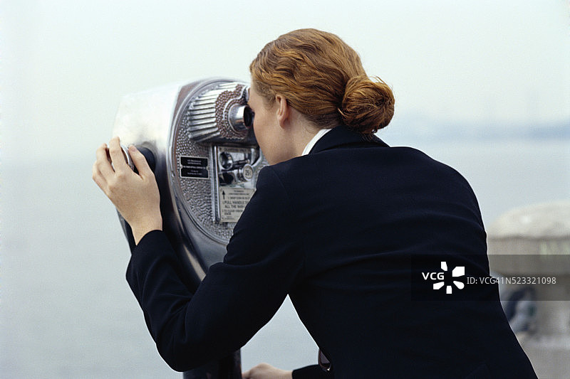 女商人正在看固定式取景器图片素材