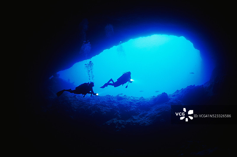 潜水员探索洞穴入口图片素材
