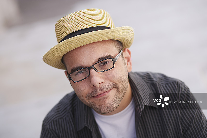 戴着猪肉馅饼帽和眼镜的男人图片素材