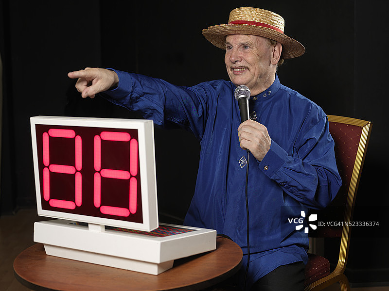 带数字计数器的宾果游戏报幕员图片素材