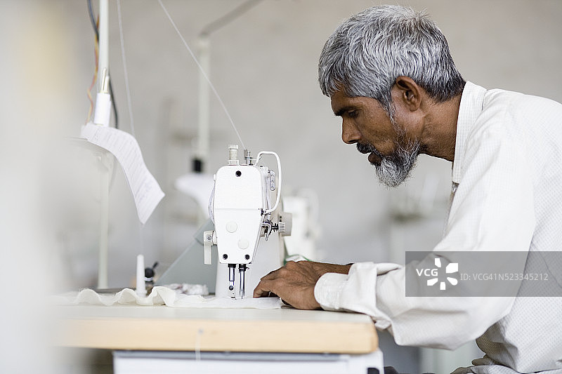 男人缝纫图片素材