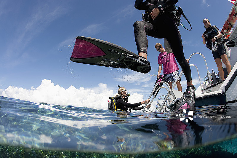 水肺潜水员跳入水中图片素材