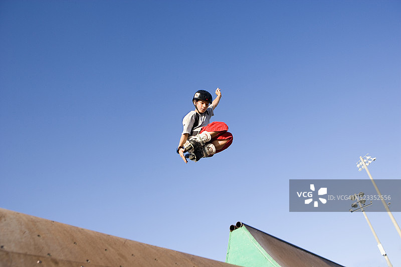 男孩在坡道上滑滑板图片素材