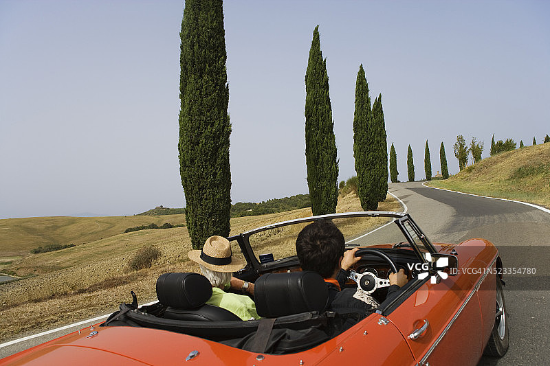 在班菲城堡葡萄园附近乡村道路上的敞篷车图片素材