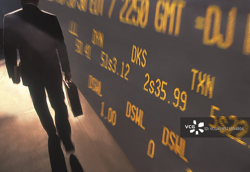 商人走过交易板图片素材