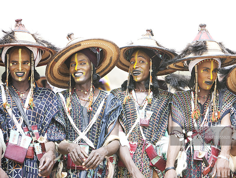 穿着传统服装和脸部彩绘的部落男子肖像图片素材