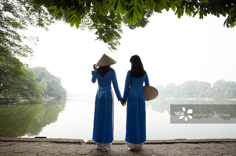 身着传统服饰的越南妇女，还剑湖，河内图片素材