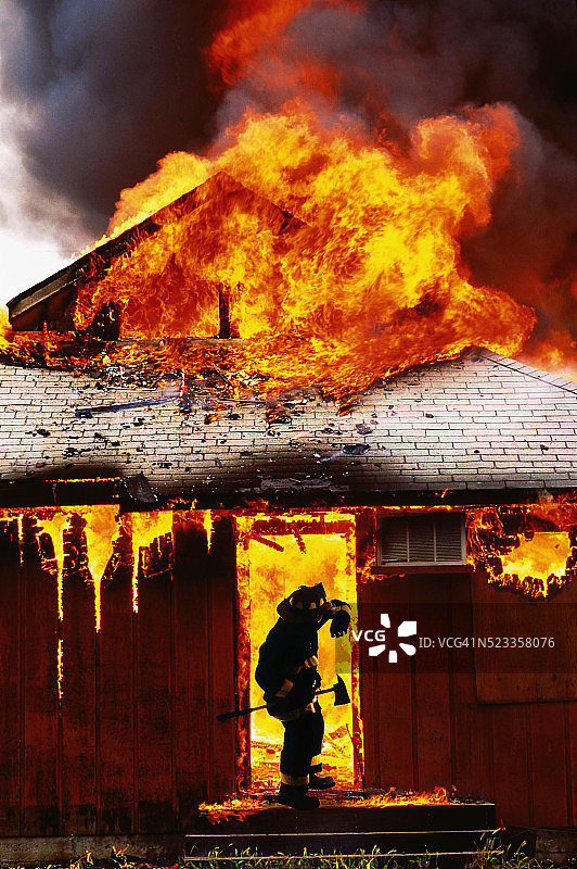 消防员与燃烧的房屋图片素材