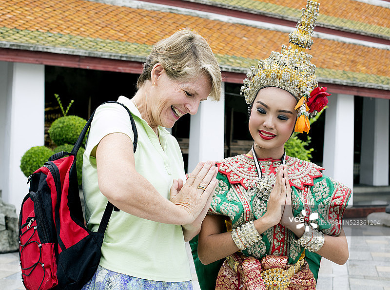 在曼谷教游客传统手势的泰国妇女图片素材