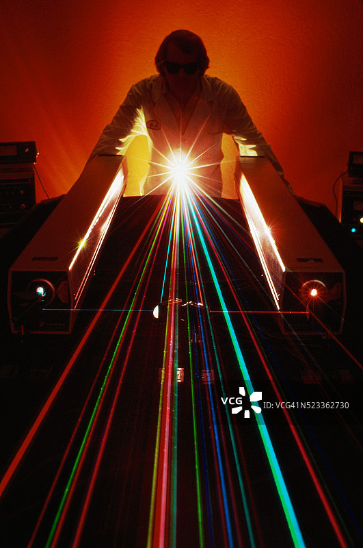 男人使用激光工作图片素材
