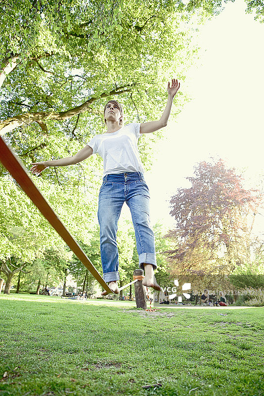 在德国北莱茵-威斯特法伦州的公园里走扁带的年轻女子图片素材