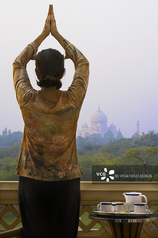 女人在做拜日式图片素材