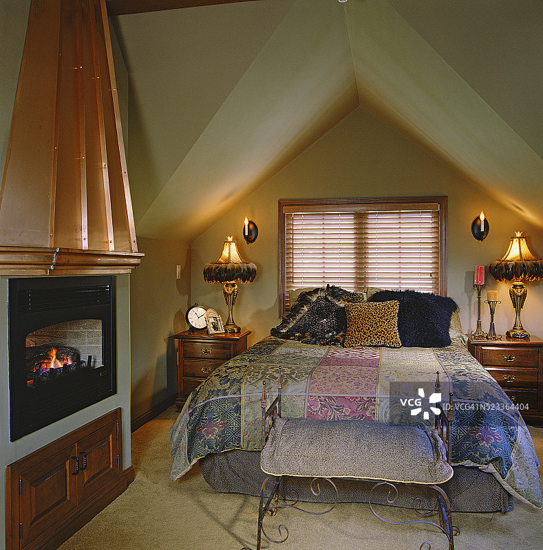 阁楼卧室中的铜壁炉架图片素材