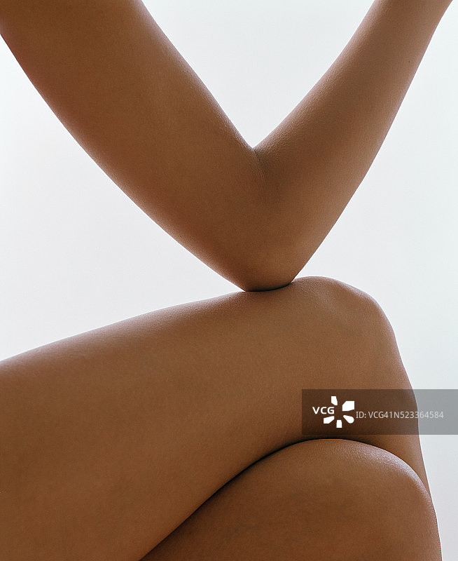 女人手肘撑在膝盖上图片素材