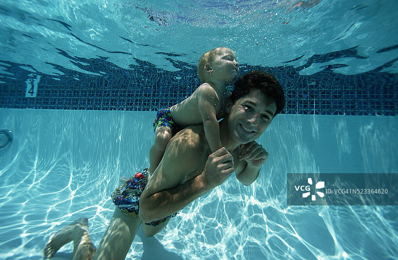 父子在泳池游泳图片素材
