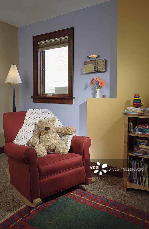 儿童房角落的摇椅图片素材