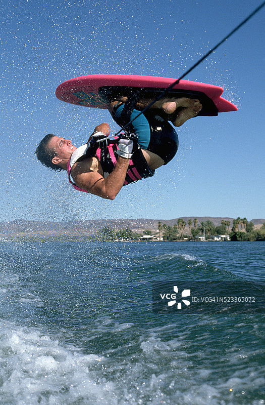 跪板滑水者空中翻筋斗图片素材