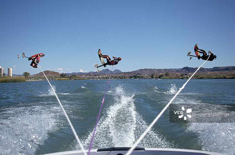 三名滑水者表演空中翻转图片素材