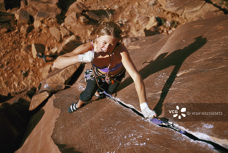 广角攀岩的女人图片素材