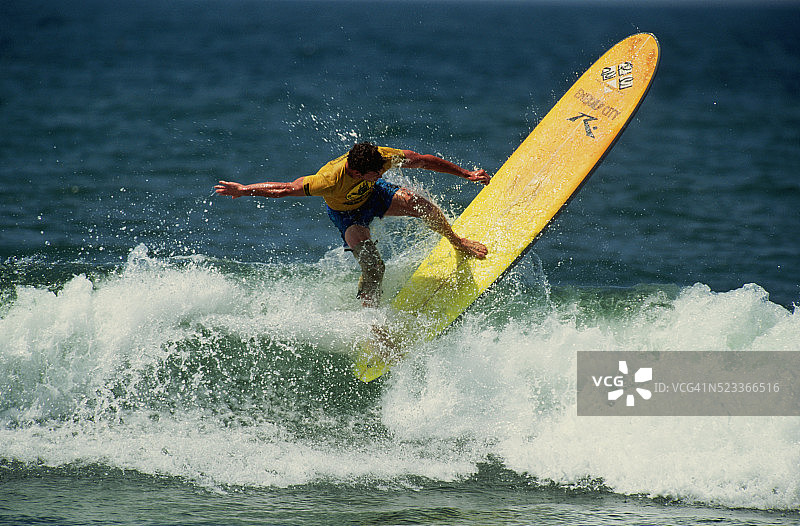 冲浪者在玩长板图片素材