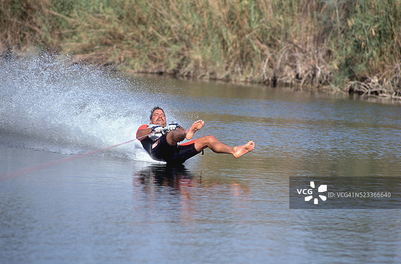 水上滑板表演图片素材