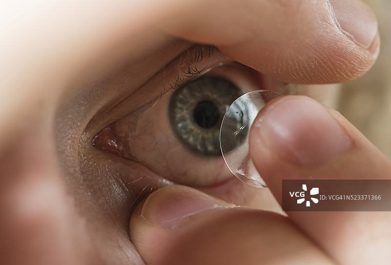 将隐形眼镜戴入眼睛图片素材
