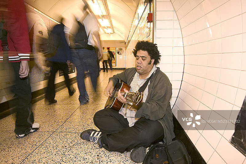 地铁站内的街头吉他艺人图片素材