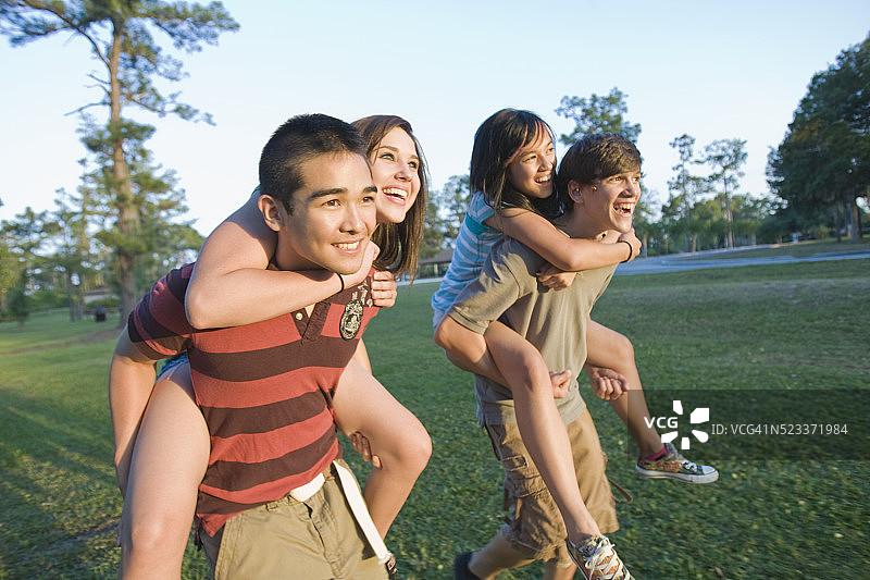 少年给女孩们提供背驮图片素材