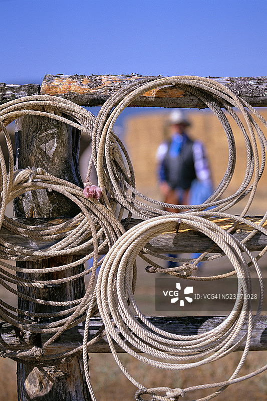 挂在栅栏上的套索图片素材